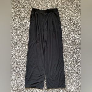 Woman light weight loose high-rise trouser